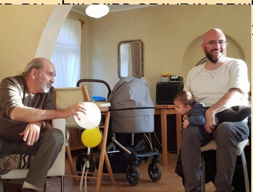 מודי ומוריס יושבים יחד