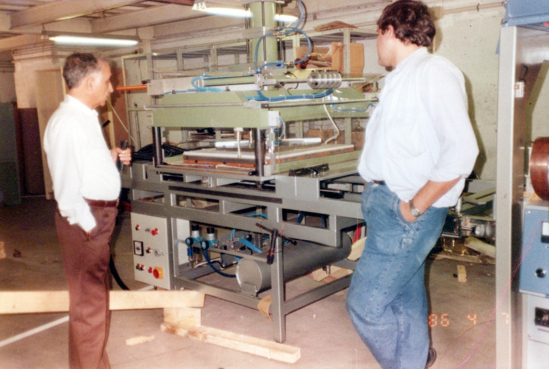 בעבודה — ליד מכונה במפעל